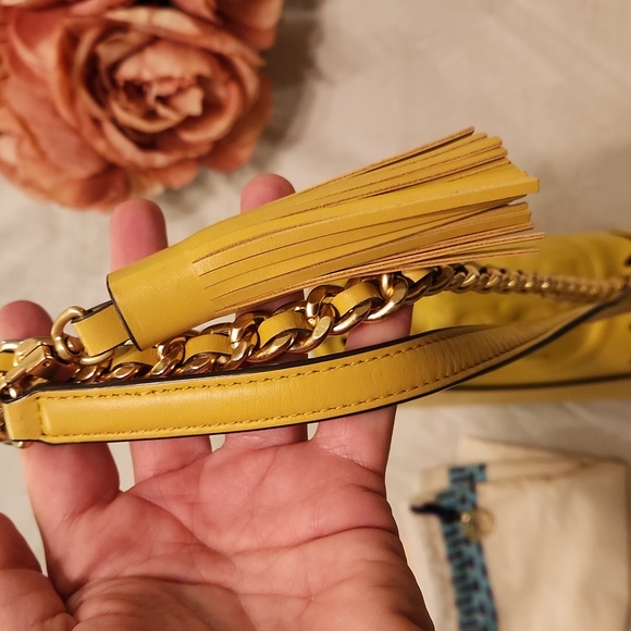 Tory Burch Fleming Perforated Diamond Shoulder Purse - Picture 10 of 11